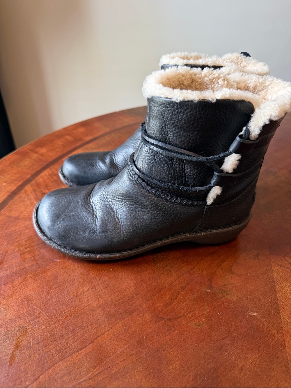 Ugg Black Leather Ankle Boots Women’s Size 7 Sheepskin Shearling Lined Booties